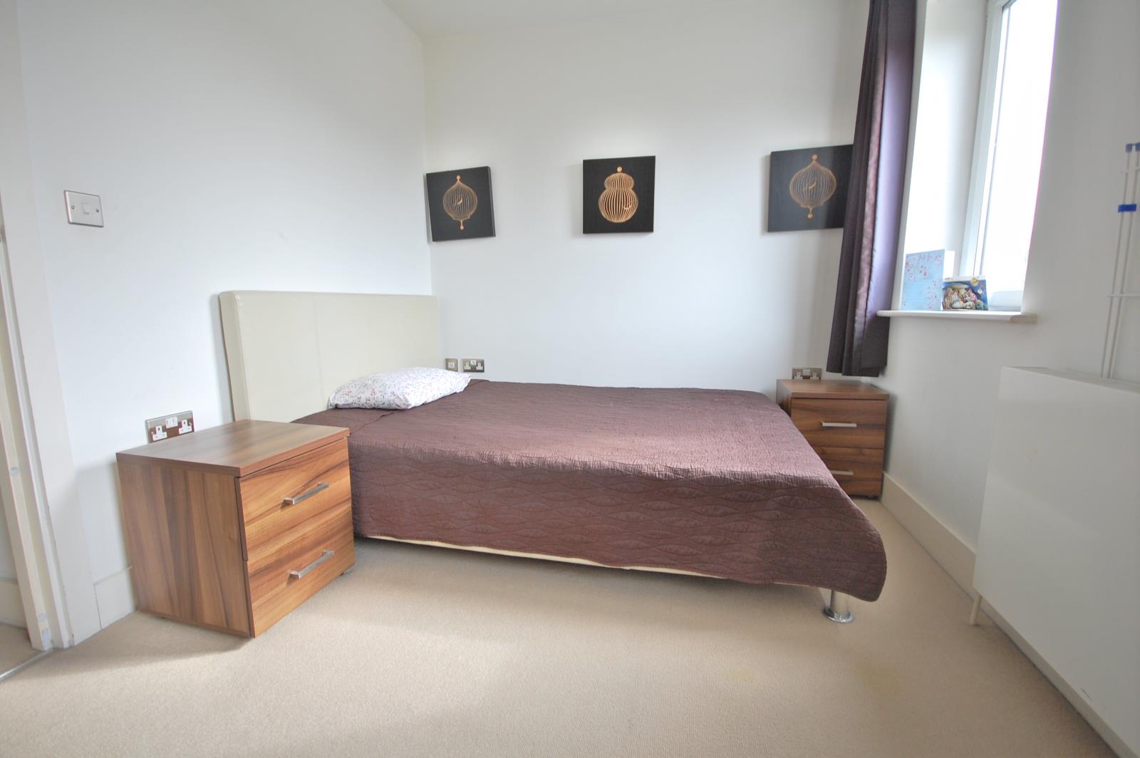 4 bed property in Finsbury Road, London